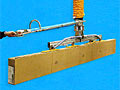 Vacuum Tube Lifter with Extended długość Control Handle and Four Pad In-line Vacuum Pad Attachment with Universal Joint for Load Balancing