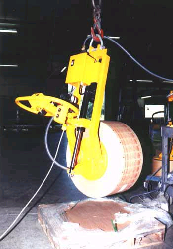 Vacuum Roll Lifter with Powered Tilter for Lifting Paper Rolls